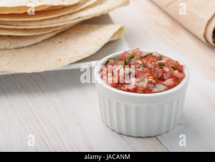 Töpfchen mit Salsa Fresca Soße und Fladenbrot Stockfoto