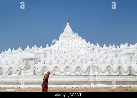 Ein alter Mönch vorbei (auch bekannt als Myatheindan) Hsinbyume Pagode in Mingun in der Nähe von Mandalay in Myanmar. Stockfoto