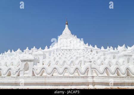 (Auch bekannt als Myatheindan) Hsinbyume Pagode ist eine große weiße Pagode in Mingun in der Nähe von Mandalay in Myanmar. Stockfoto