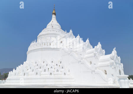 (Auch bekannt als Myatheindan) Hsinbyume Pagode ist eine große weiße Pagode in Mingun in der Nähe von Mandalay in Myanmar. Stockfoto