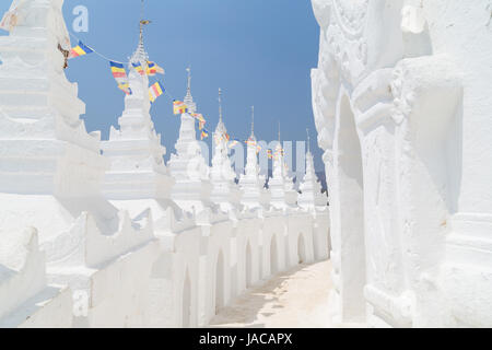 Obersten Terrasse an der (auch bekannt als Myatheindan) Hsinbyume Pagode, die eine große weiße Pagode in Mingun in der Nähe von Mandalay in Myanmar. Stockfoto