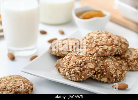 Stillleben mit Vollkorn Kekse Milch und Mandeln Stockfoto