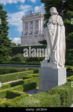 Eine Statue in Jardines de Sabatini (Sabatini Gärten), Teil der Königspalast (siehe Hintergrund), Madrid, Spanien Stockfoto