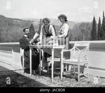 PIERRE GILLARD (1879-1962), Schweizer Sprache tutor für die Kinder von Nicholas II hier mit Großfürstin Olga auf der linken Seite und Großherzogin Tatiana im Livadia-Palast im Januar 1911. Foto: Yale University Stockfoto