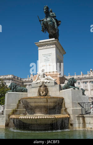 Denkmal-Brunnen und Reiterstandbild von König Philip IV, Plaza de Oriente, Madrid, Spanien Stockfoto