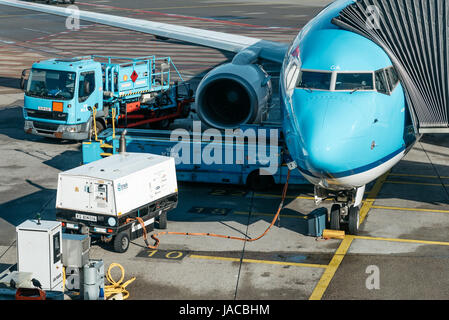 Amsterdam, Niederlande - 10. August 2016. Den Flughafen Schiphol.  Flugzeug auf der Landebahn des Flughafens tanken. Es ist der größte internationale Flughafen der niederl Stockfoto