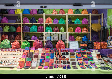 Bunte handgemachte artisan Leder Taschen, Brieftaschen und Geldbörsen auf der Anzeige und zum Verkauf an einer Straße Marktstand, Madrid, Spanien Stockfoto