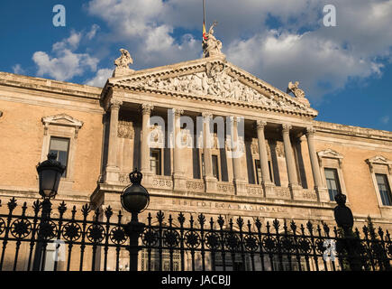 Fassade der Biblioteca Nacional de España (der Spanischen Nationalbibliothek), größte öffentliche Bibliothek in Spanien, Paseo de Recoletos, 20-22, 28001 Madrid. Stockfoto
