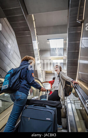 Kopenhagen, Dänemark - 10 August 2016. - Unidentifizierter Touristen Koffer tragen in Rolltreppen in Kopenhagen Flughafen. Es ist das wichtigste International Airpo Stockfoto