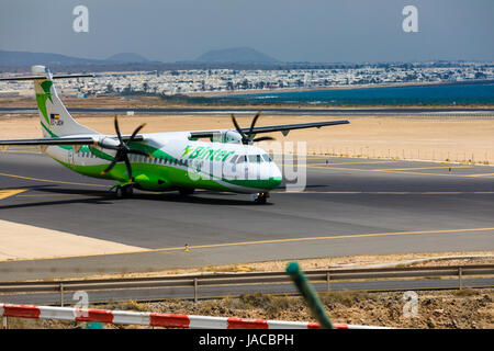 ARECIFE, Spanien - 16. April 2017: ATR 72 der Binter mit der Registrierung EG-JEH bereit abzunehmen am Flughafen Lanzarote Stockfoto