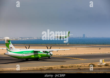 ARECIFE, Spanien - 16. April 2017: ATR 72 der Binter mit der Registrierung EG-JEH bereit abzunehmen am Flughafen Lanzarote Stockfoto