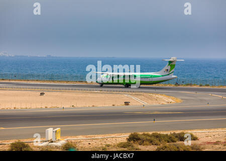ARECIFE, Spanien - 16. April 2017: ATR 72 der Binter mit der Registrierung EG-JEH bereit abzunehmen am Flughafen Lanzarote Stockfoto
