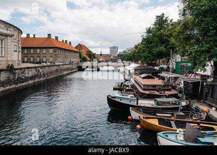 Kopenhagen, Dänemark - 10 August 2016. Kanal im historischen Stadtzentrum von Kopenhagen ein bewölkter Tag des Sommers Stockfoto