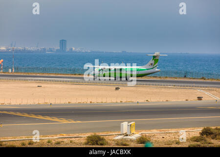 ARECIFE, Spanien - 16. April 2017: ATR 72 der Binter mit der Registrierung EG-JEH bereit abzunehmen am Flughafen Lanzarote Stockfoto