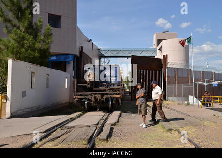 Ein Zug schleppen hergestellten Automobile Stopps in Nogales, Sonora, Mexiko, vor dem Eintritt in Nogales, Arizona, USA. Stockfoto