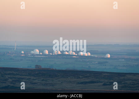 Suchen Sie unter rosa Abendhimmel in der Landschaft von North Yorkshire weiße Radome der RAF Menwith Hill, Harrogate, wie riesige Golfbälle. England, GB, UK. Stockfoto