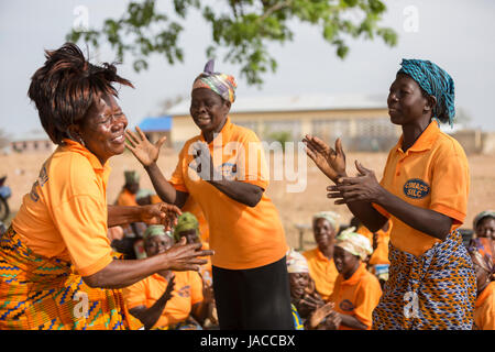 Mitglieder der SILC Frauengruppe (Spar- und Kreditvergabe innergemeinschaftlichen) tanzen zusammen während einer Besprechung Upper East Region, Ghana. Stockfoto