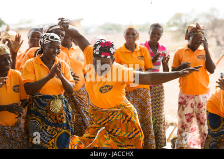 Mitglieder der SILC Frauengruppe (Spar- und Kreditvergabe innergemeinschaftlichen) tanzen zusammen während einer Besprechung Upper East Region, Ghana. Stockfoto