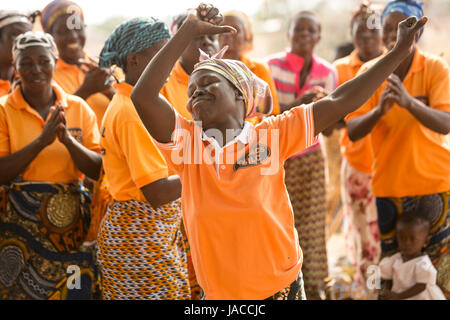 Mitglieder der SILC Frauengruppe (Spar- und Kreditvergabe innergemeinschaftlichen) tanzen zusammen während einer Besprechung Upper East Region, Ghana. Stockfoto