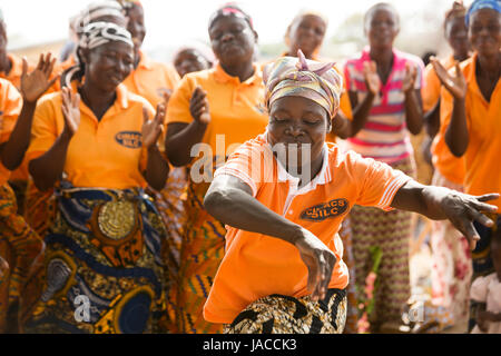 Mitglieder der SILC Frauengruppe (Spar- und Kreditvergabe innergemeinschaftlichen) tanzen zusammen während einer Besprechung Upper East Region, Ghana. Stockfoto