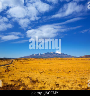 Arizona Highway 89 uns mit Blick auf die verschneiten Berge in Humphreys Peak in der Nähe von Flagstaff Stockfoto