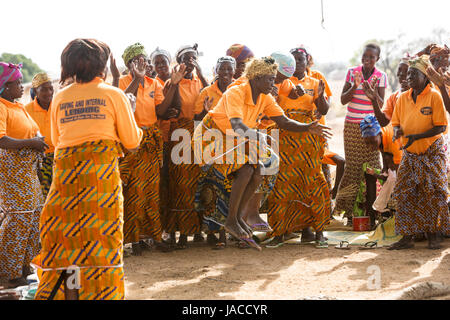 Mitglieder der SILC Frauengruppe (Spar- und Kreditvergabe innergemeinschaftlichen) tanzen zusammen während einer Besprechung Upper East Region, Ghana. Stockfoto