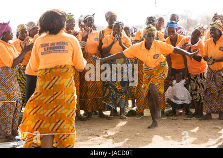 Mitglieder der SILC Frauengruppe (Spar- und Kreditvergabe innergemeinschaftlichen) tanzen zusammen während einer Besprechung Upper East Region, Ghana. Stockfoto