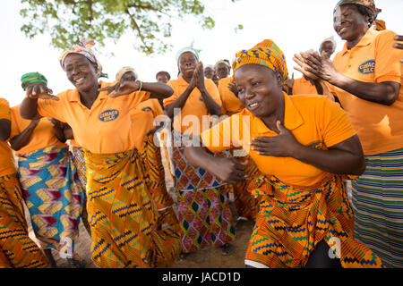 Mitglieder der SILC Frauengruppe (Spar- und Kreditvergabe innergemeinschaftlichen) tanzen zusammen während einer Besprechung Upper East Region, Ghana. Stockfoto