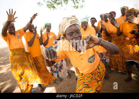 Mitglieder der SILC Frauengruppe (Spar- und Kreditvergabe innergemeinschaftlichen) tanzen zusammen während einer Besprechung Upper East Region, Ghana. Stockfoto