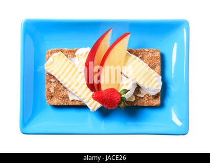 Vollkorn-Knäckebrot mit weißen Rinde Käse Stockfoto
