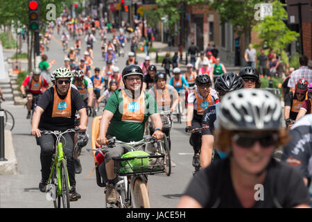 Montreal, Kanada - 4. Juni 2017: viele Radfahrer teilnehmen in Montreal "Tour de L 'Île" 2017 Stockfoto