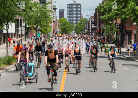 Montreal, Kanada - 4. Juni 2017: viele Radfahrer teilnehmen in Montreal "Tour de L 'Île" 2017 Stockfoto