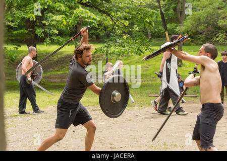 Montreal, CA - 4. Juni 2017: "Guerriers De La Montagne" in Montreal. Mittelalterliche Schlachten in Mont-Royal Park jeden Sonntag. Stockfoto