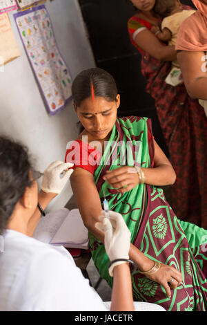 Eine schwangere Frau erhält eine routinemäßige Impfung in ein Gesundheitszentrum in Uttar Pradesh, Indien. Stockfoto