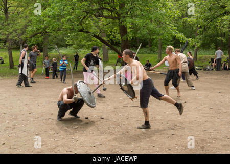 Montreal, CA - 4. Juni 2017: "Guerriers De La Montagne" in Montreal. Mittelalterliche Schlachten in Mont-Royal Park jeden Sonntag. Stockfoto