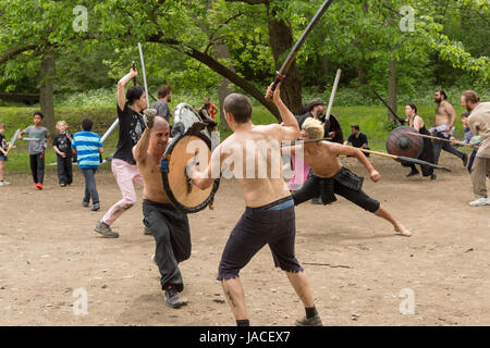 Montreal, CA - 4. Juni 2017: "Guerriers De La Montagne" in Montreal. Mittelalterliche Schlachten in Mont-Royal Park jeden Sonntag. Stockfoto