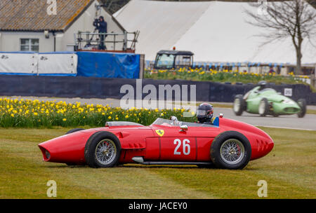 1959 Ferrari 246 Dino auf dem Rasen im Brooks-Trophy-Rennen. Fahrer: Gregor Fisken. Goodwood GRRC 74. Mitgliederversammlung, Sussex, UK. Stockfoto