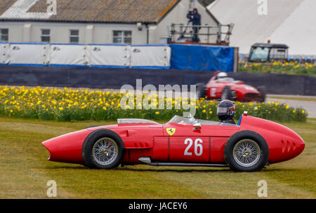 1959 Ferrari 246 Dino auf dem Rasen im Brooks-Trophy-Rennen. Fahrer: Gregor Fisken. Goodwood GRRC 74. Mitgliederversammlung, Sussex, UK. Stockfoto