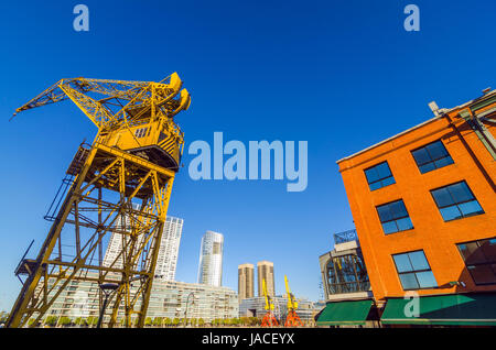 Gelbem Kranich überragt Wolkenkratzer in Puerto Madero-Viertel von Buenos Aires, Argentinien Stockfoto