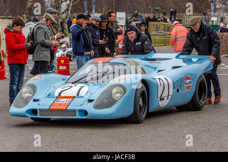 1970-Porsche 917K Gruppe 5 Auto im Fahrerlager bei Goodwood GRRC 74. Mitgliederversammlung, Sussex, UK. Stockfoto