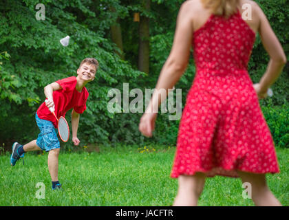 Jungen und Mädchen, die Badminton spielen Stockfoto