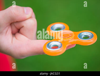 Hand mit Spinner Spielzeug Stockfoto