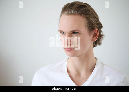 Mann im weißen Hemd Stockfoto