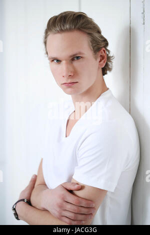Mann im weißen Hemd Stockfoto