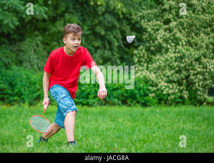 Teen junge Badminton im Park spielen Stockfoto