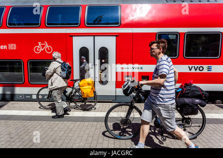 DB Regionalzug, Biker mit Fahrrad auf Bahnsteig, Bahnhof Bad Schandauau, Sächsische Schweiz, Deutschland, Europa Stockfoto