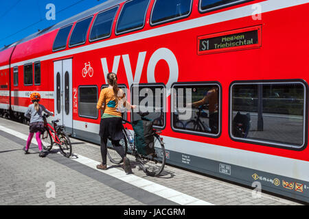 Regionalzug Deutschland Biker Fahrräder auf Bahnsteig Bahnhof Bad Schandau Sächsische Schweiz Deutschland Bahn Deutsche Bahn VVO DB Nahverkehrszug Stockfoto