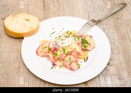 Kartoffelsalat Auf Einem Weissen Teller Mit Brot Und Gabel Stockfoto