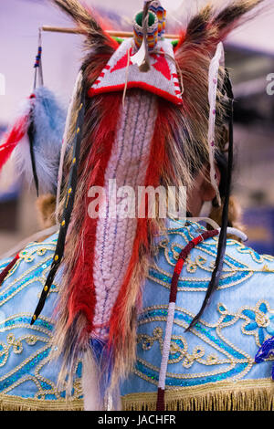 Nahaufnahme von einem Perlen, gefiederten und gewebte Kopfschmuck bei einem Powwow in Montana. Fotografiert von hinten. Stockfoto