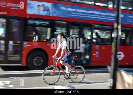 Uber Essen Lieferung Radfahrer Fahrrad durch Kings Cross, London, in der Rush hour Stockfoto